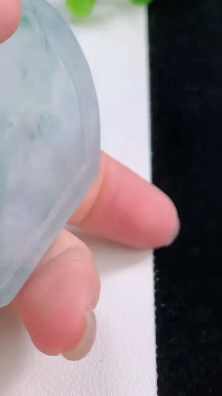 天然A货翡翠冰种飘花生肖狗吊坠，尺寸54.4-45.5-5.7，重量:30.64g
11月30日