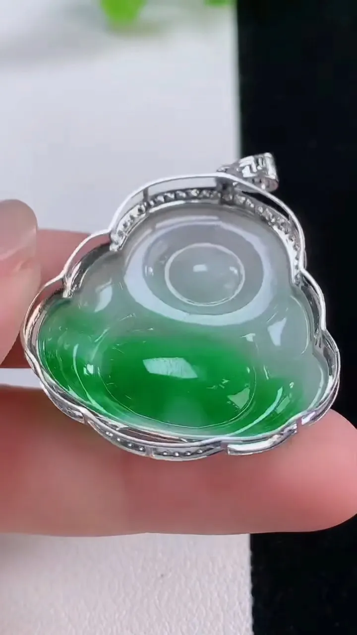 天然A货翡翠佛公吊坠，尺寸34.6-32-6.5，裸石26.4-30.2重量:5.74g
11月30日