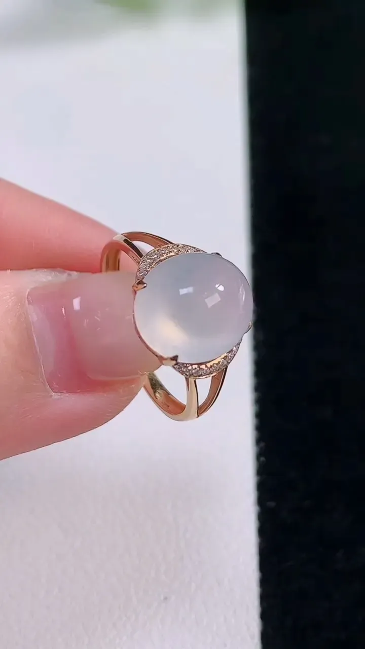 天然A货翡翠种白冰蛋面戒指，尺寸17.8-11-9.4-6.5，重量:2.15g2025年11月30日
工厂直销收藏佳品,种好水足，色泽均匀，有种有色，上手高大气！