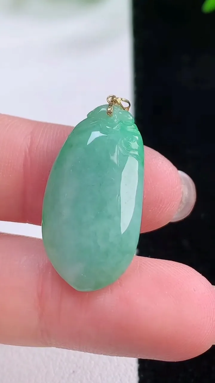 天然A货翡翠福瓜吊坠，尺寸26.7-13.5-5.2，重量:3.70g
11月30日