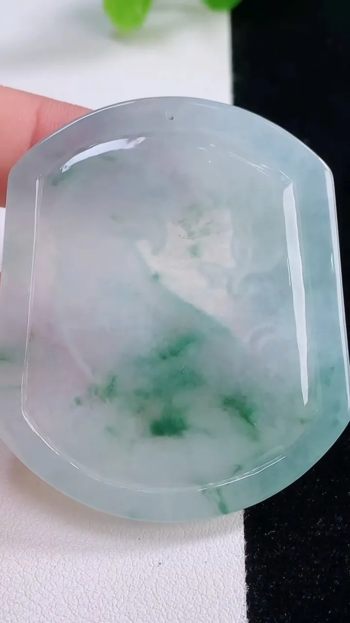 天然A货翡翠冰种飘花生肖狗吊坠，尺寸54.4-45.5-5.7，重量:30.64g
11月30日