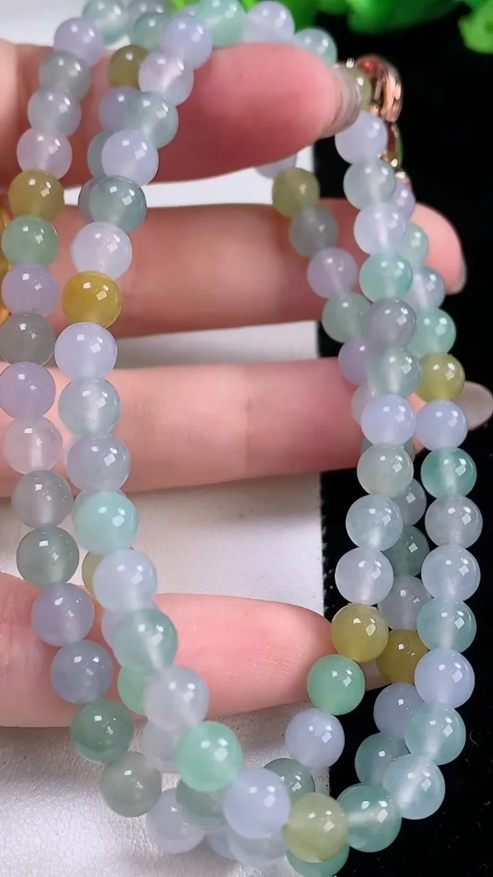 天然A货翡翠冰种三彩圆珠项链，尺寸5.8-108颗，重量:41.91g
11月30日