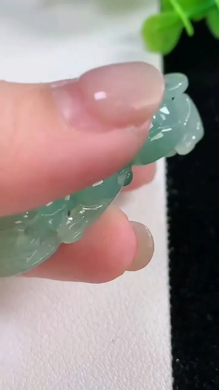 天然A货翡翠貔貅吊坠，尺寸49.5-25-12.8，重:31.64g
11月30日