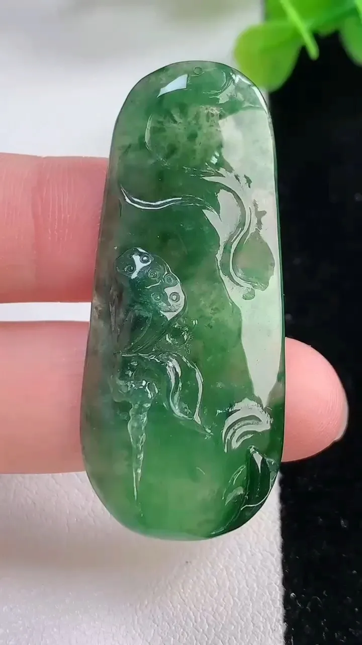 天然A货翡翠蜻蜓点水 莲蓬吊坠，尺寸48-20.5-5.4，重:8.37g
11月30日