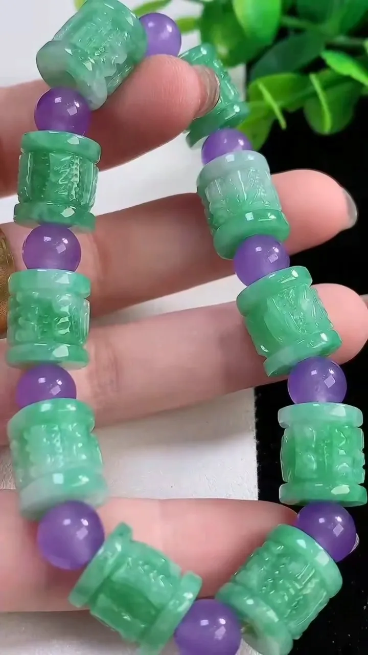 天然A货翡翠六字真言 路路通手串，尺寸12.7-11.7，重:41.49g11月30日
工厂直销收藏佳品,种好水足，色泽均匀，有种有色，上手高大气！