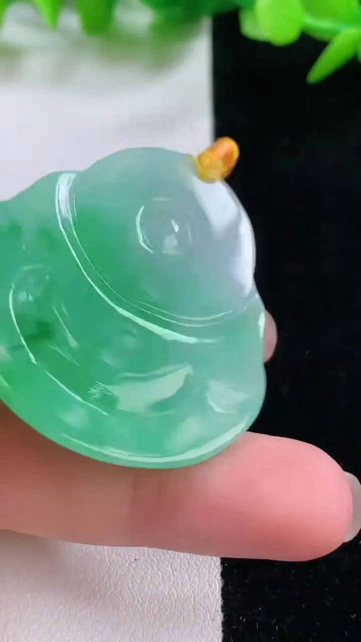 天然A货翡翠佛公吊坠，尺寸41.7-38.7-6.9，重量:18.72g
11月30日