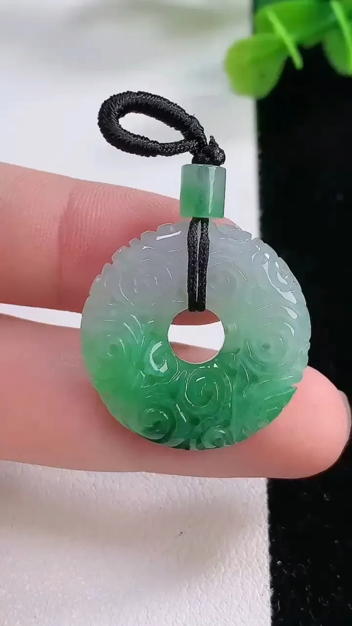 天然A货翡翠雕花平安扣吊坠，尺寸24.8-5.3，重:5.85g
11月30日