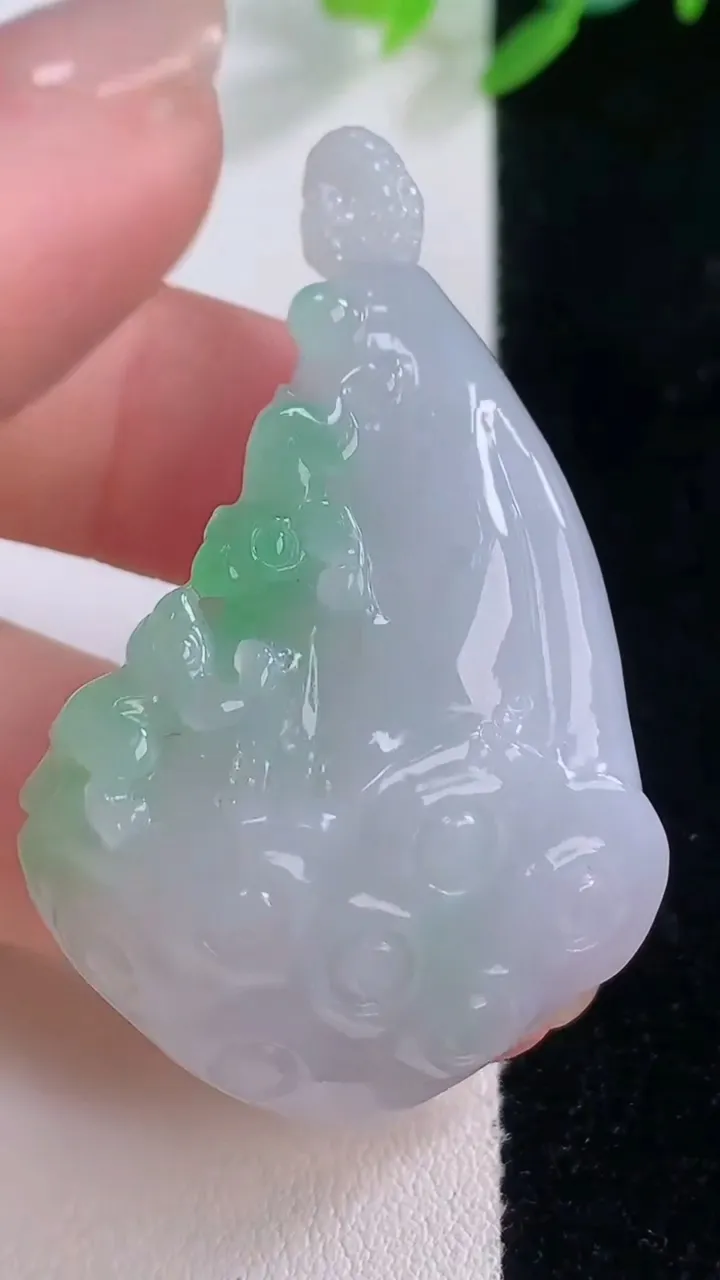 天然A货翡翠莲蓬吊坠，尺寸49.7-28.4-12.4，重量:23.87g
11月30日