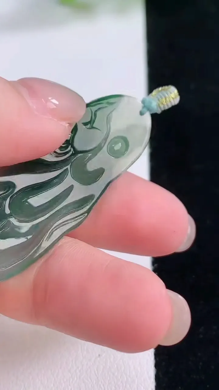 天然A货翡翠冰种飘花大势至菩萨吊坠，尺寸46.8-22-3.9，重量:8.94g
11月30日