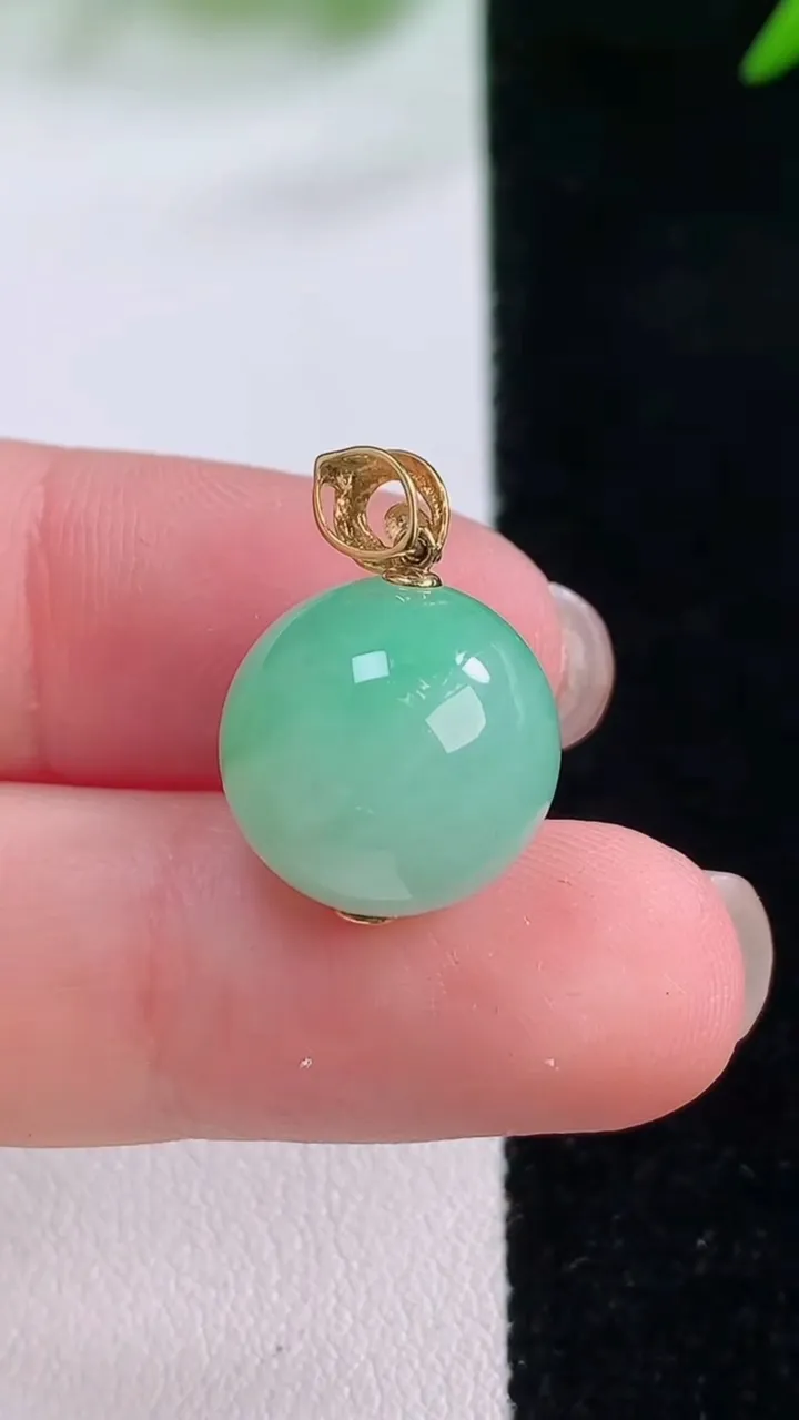 天然A货翡翠圆珠吊坠，尺寸13.6，重量:5.26g11月30日
工厂直销收藏佳品,种好水足，色泽均匀，有种有色，上手高大气！