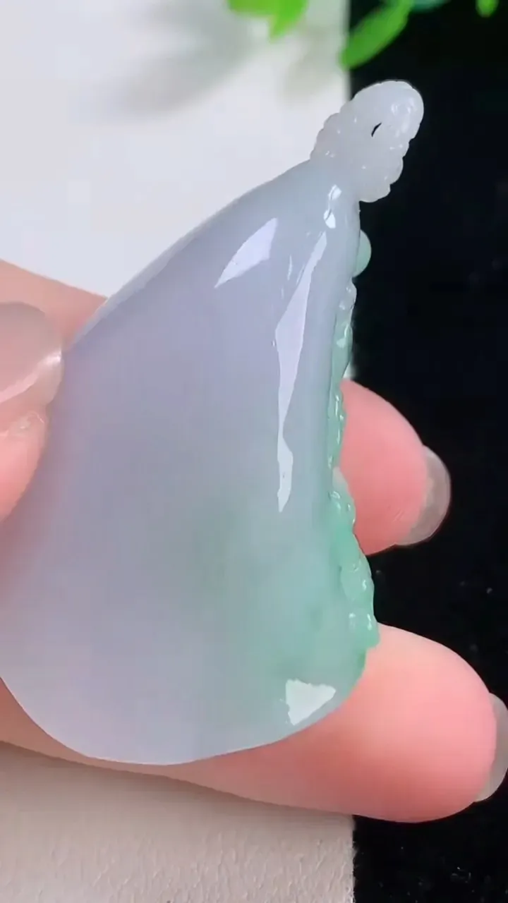 天然A货翡翠莲蓬吊坠，尺寸49.7-28.4-12.4，重量:23.87g
11月30日