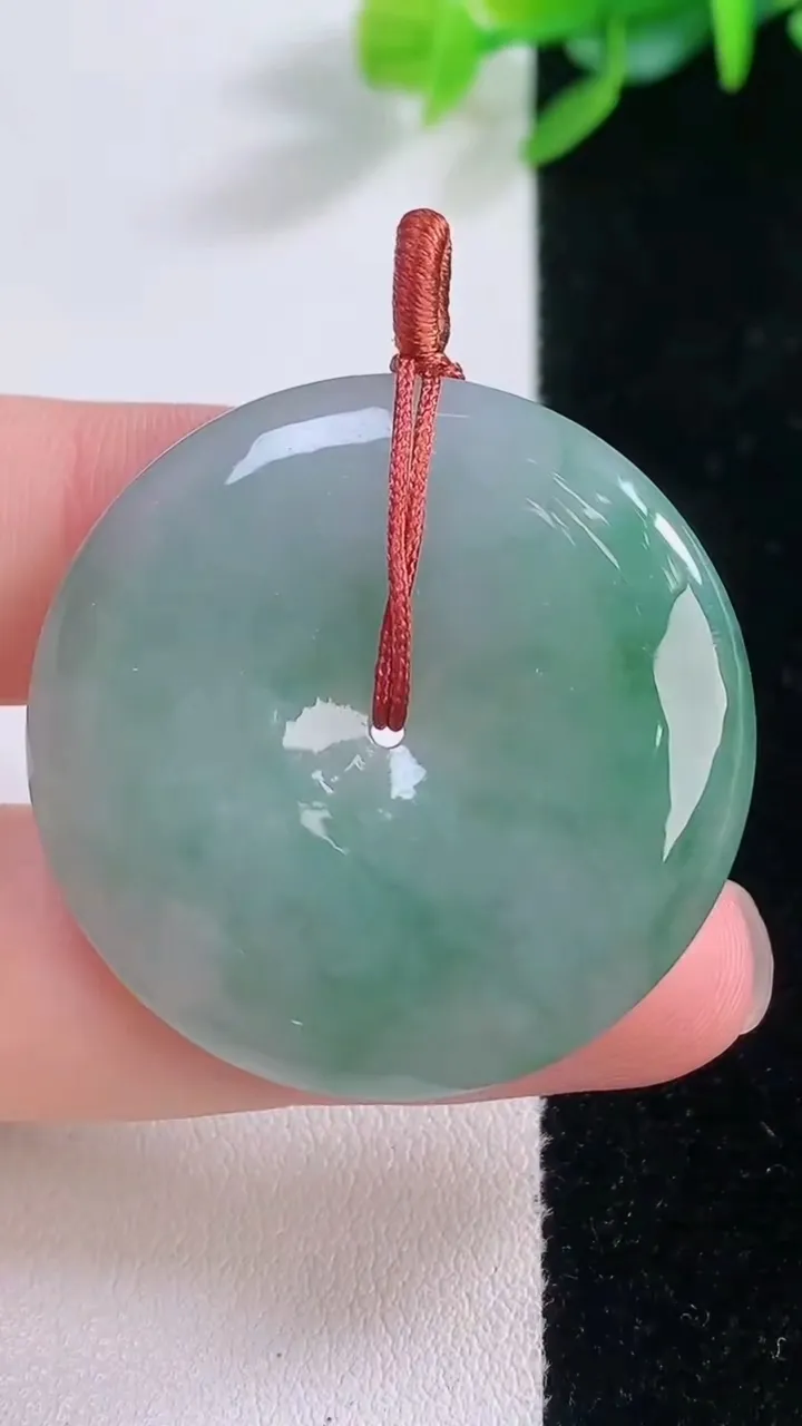 天然A货翡翠平安扣吊坠，尺寸34.2-5.7，重量:14.00g
11月30日