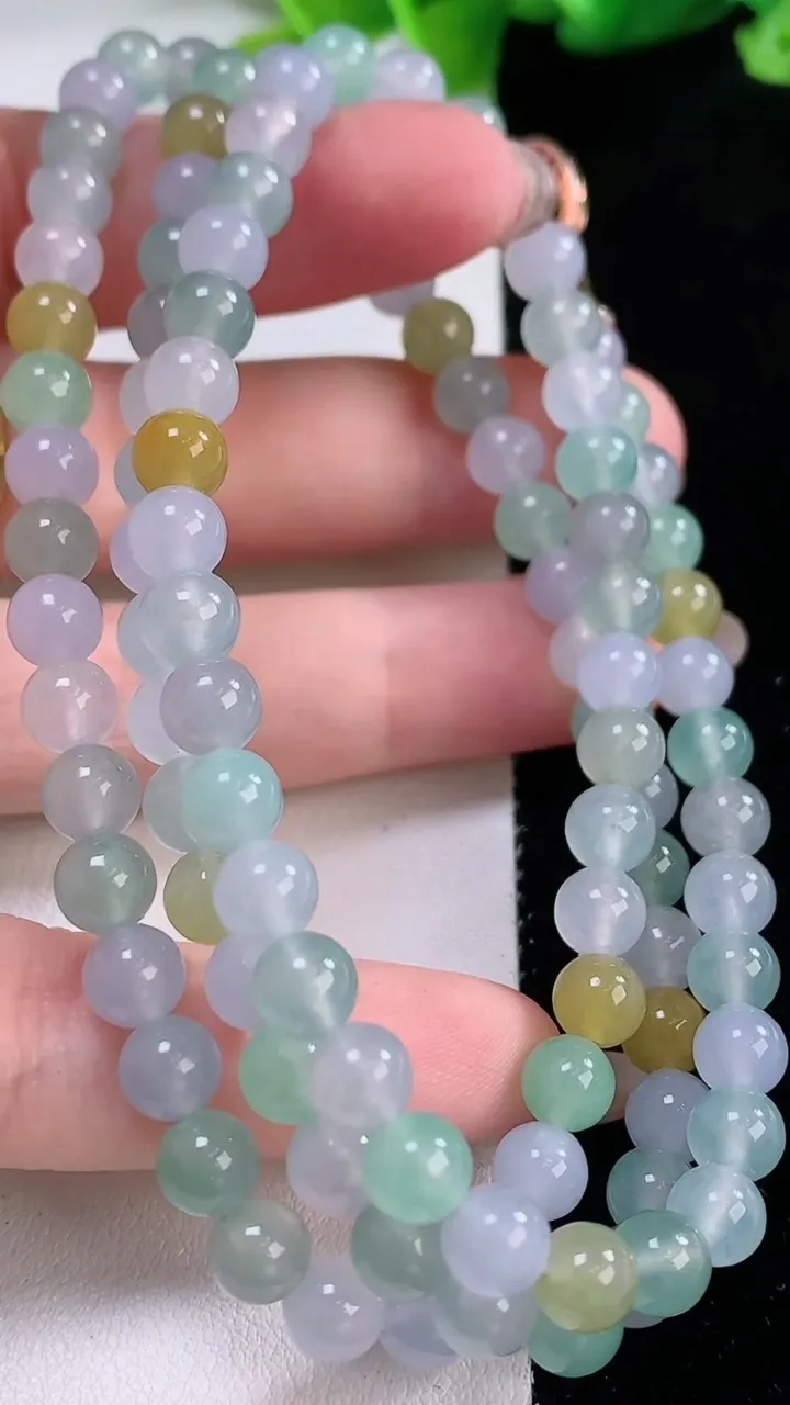 天然A货翡翠冰种三彩圆珠项链，尺寸5.8-108颗，重量:41.91g
11月30日