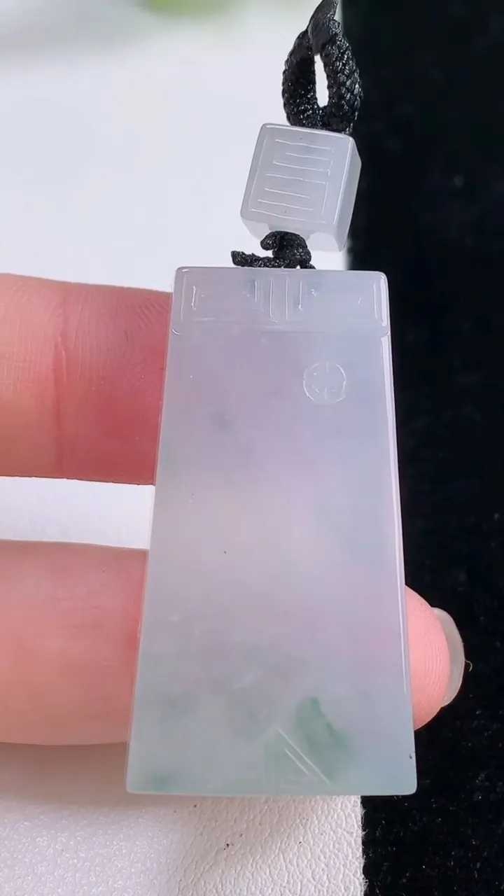 天然A货翡翠冰种飘花仿古无事牌吊坠，尺寸37.6-20-6，重量:12.28g
11月30日