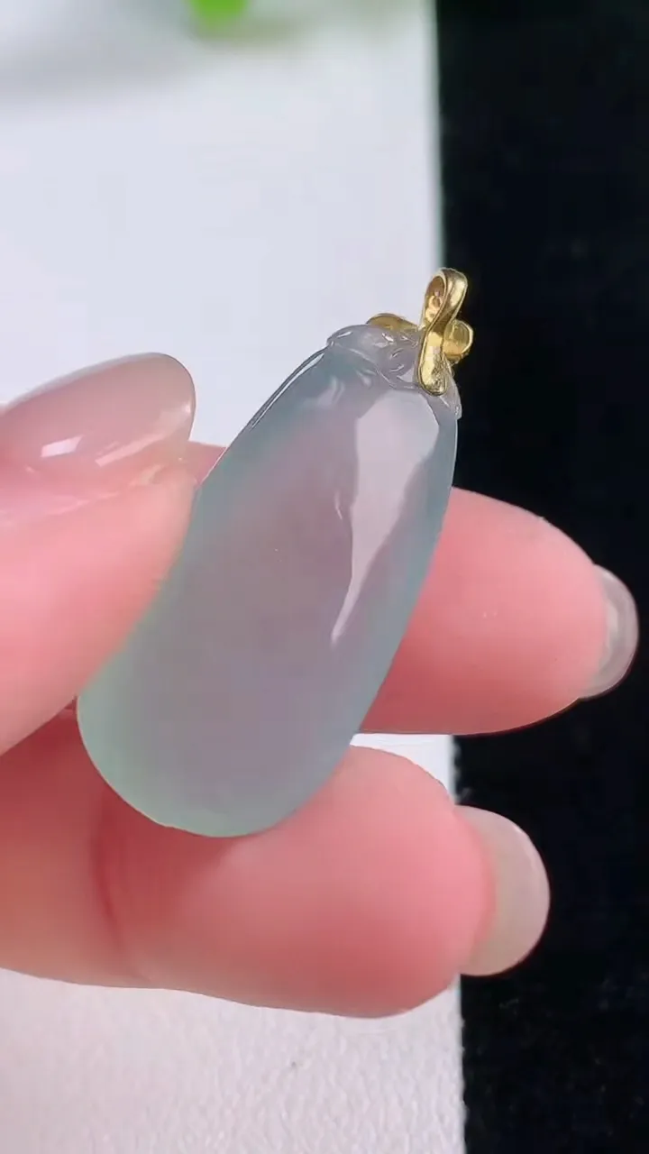 天然A货翡翠种白冰福瓜吊坠，尺寸28-14-7.4，重量:6.08g
11月30日