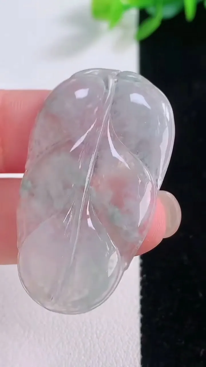 天然A货翡翠金枝玉叶 叶子吊坠，尺寸41.2-24.7-2.7，重量:5.82g
11月30日