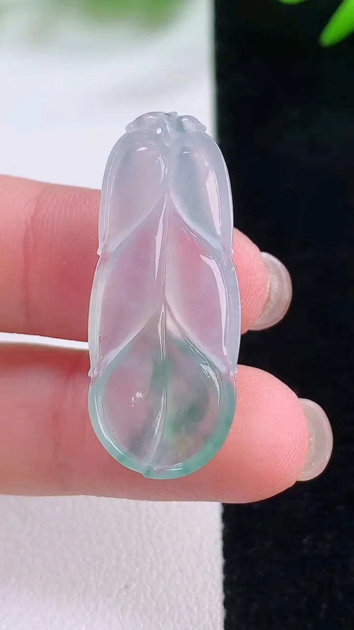 天然A货翡翠冰种飘花金枝玉叶 叶子吊坠，尺寸33.3-13.3-3.5，重量:3.29g
11月30日