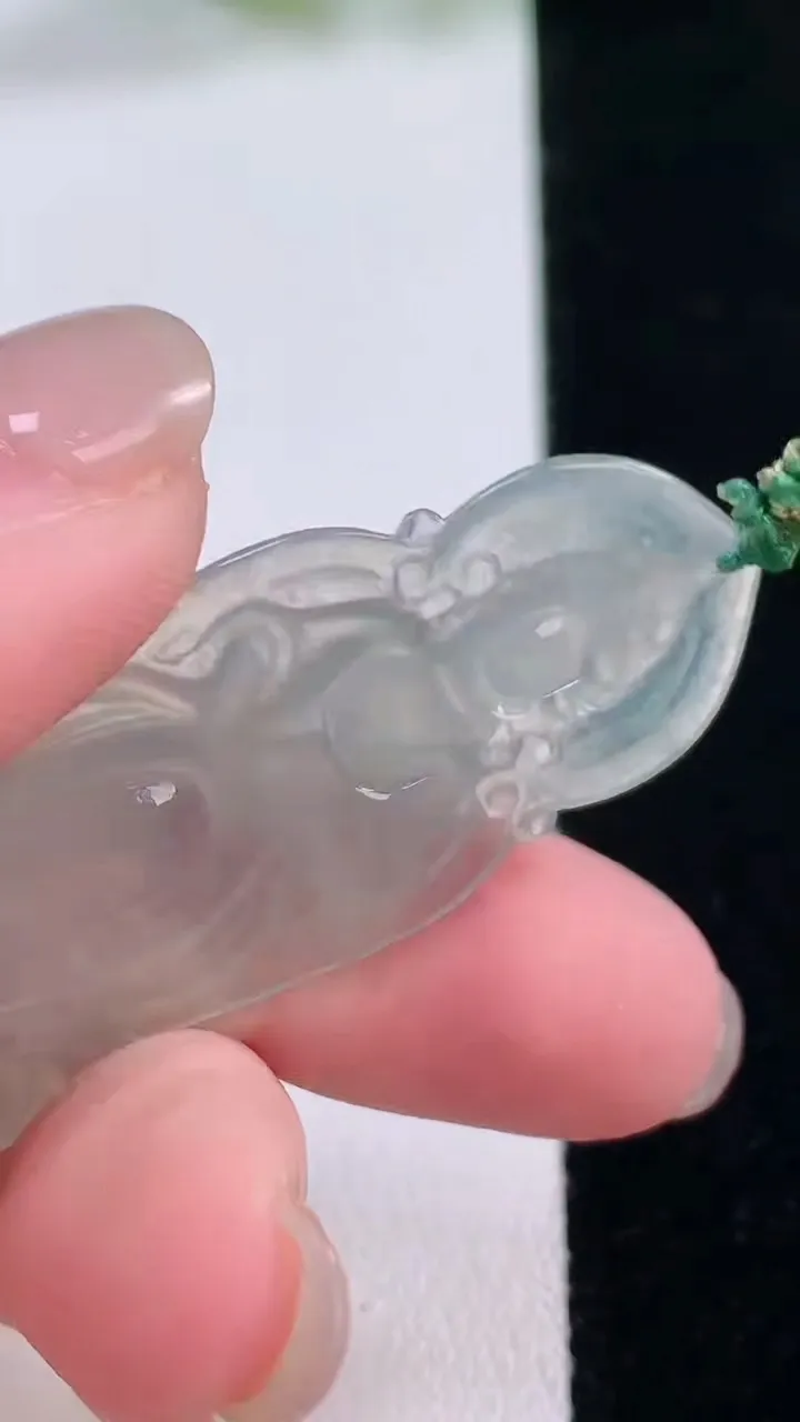 天然A货翡翠观音菩萨吊坠，尺寸48.8-19.7-4.3，重量:6.80g
11月30日