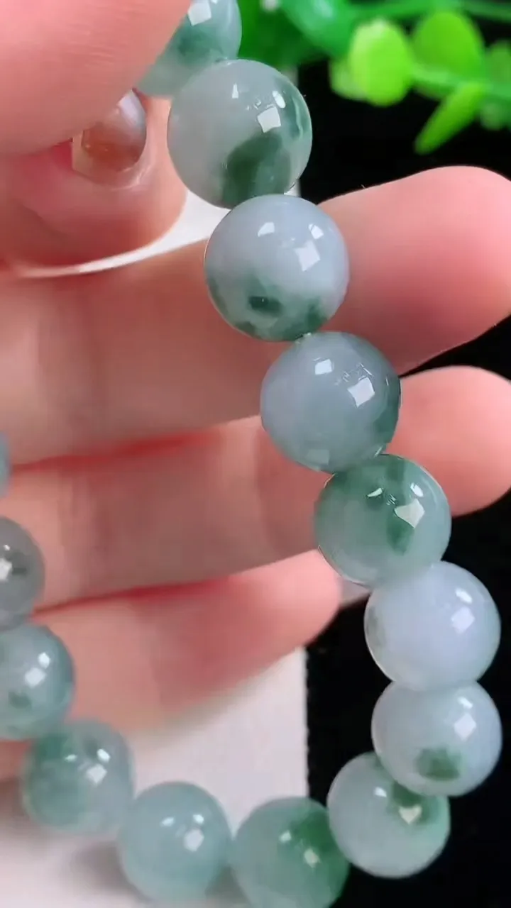 天然A货翡翠飘花圆珠手串，尺寸10.7-18颗，重量:36.41g11月30日
工厂直销收藏佳品,种好水足，色泽均匀，有种有色，上手高大气！