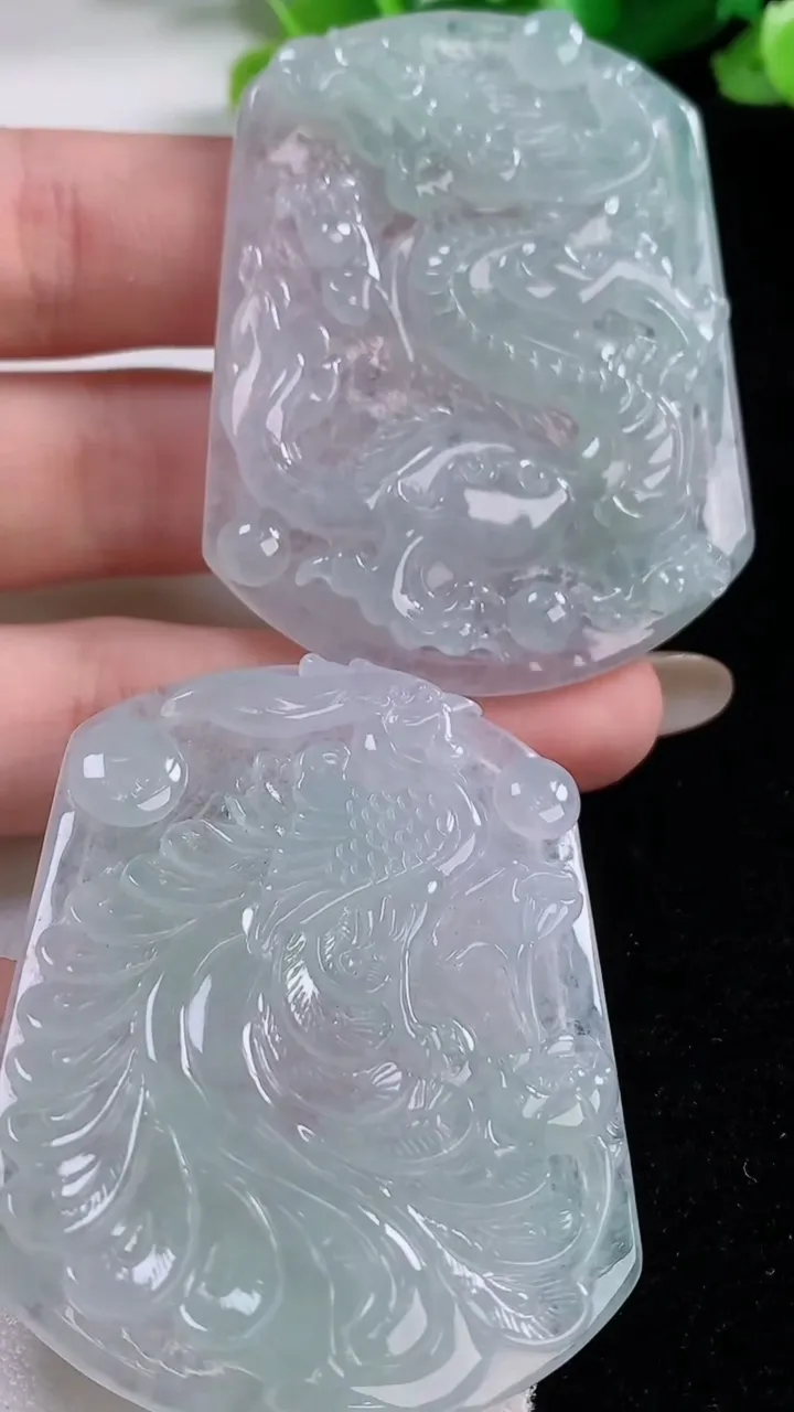 天然A货翡翠龙凤呈祥吊坠一对，尺寸53-42-5.9，重量:49.68g
11月30日