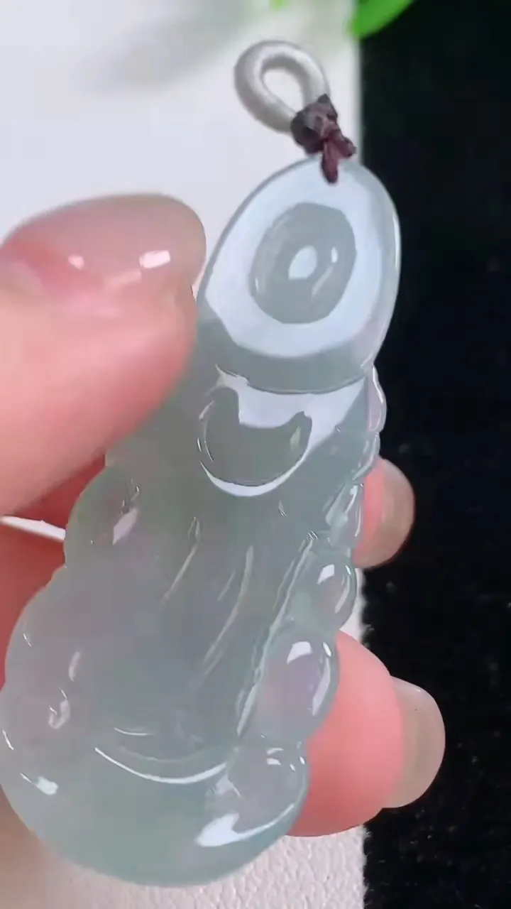 天然A货翡翠观音菩萨吊坠，尺寸48-19.8-4.5，重量:7.98g
11月30日