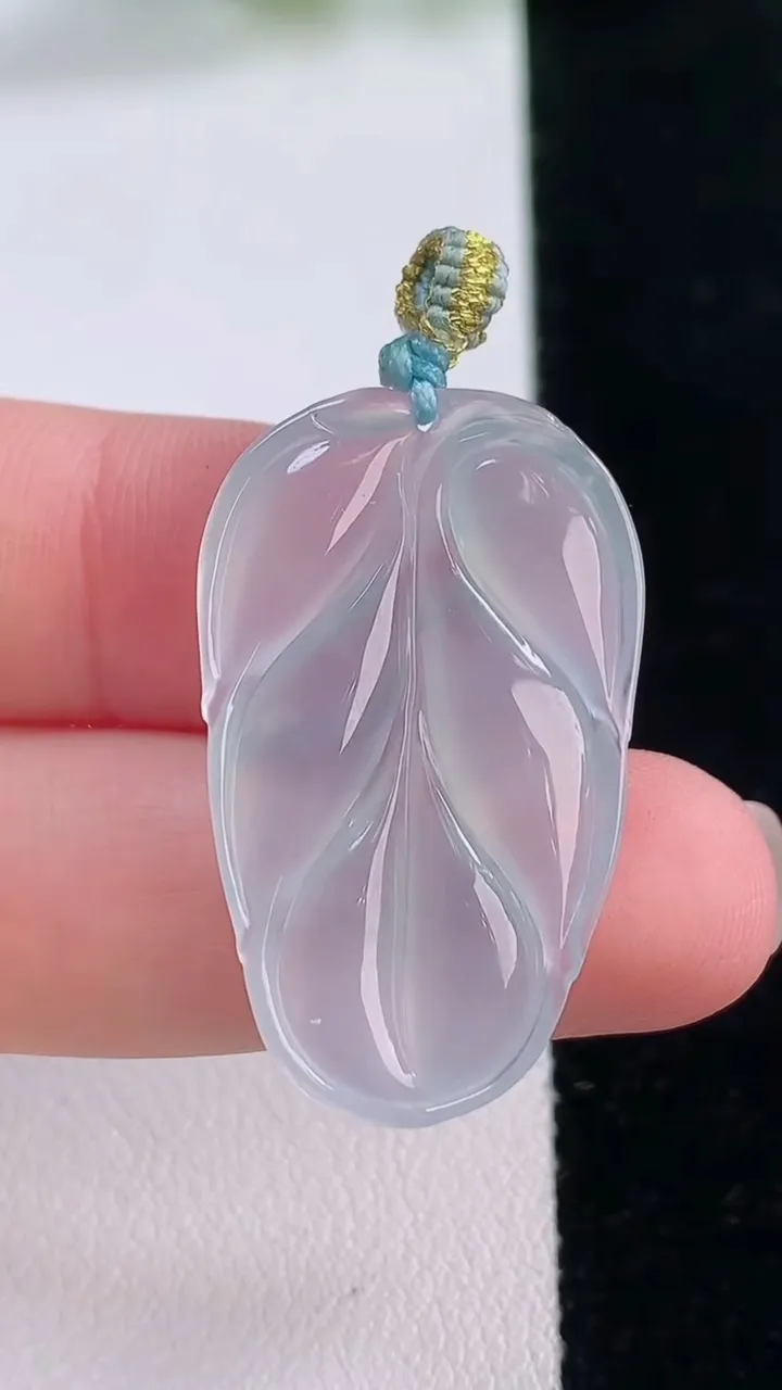 天然A货翡翠冰种飘花金枝玉叶 叶子吊坠，尺寸32.5-19.2-3.9，重量:4.60g
11月30日