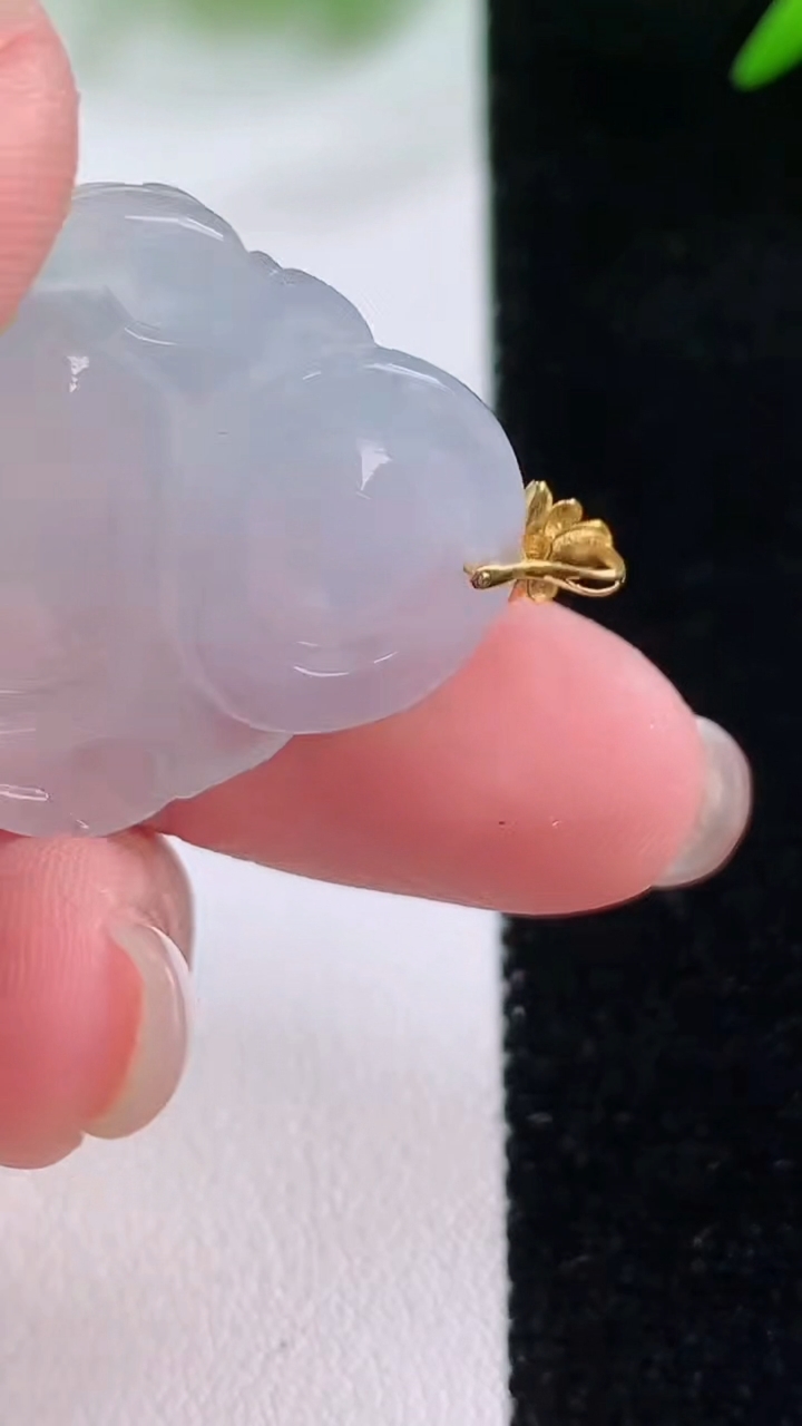 天然A货翡翠种白冰佛公吊坠，尺寸26.2-27.4-7，重量:7.81g
11月30日