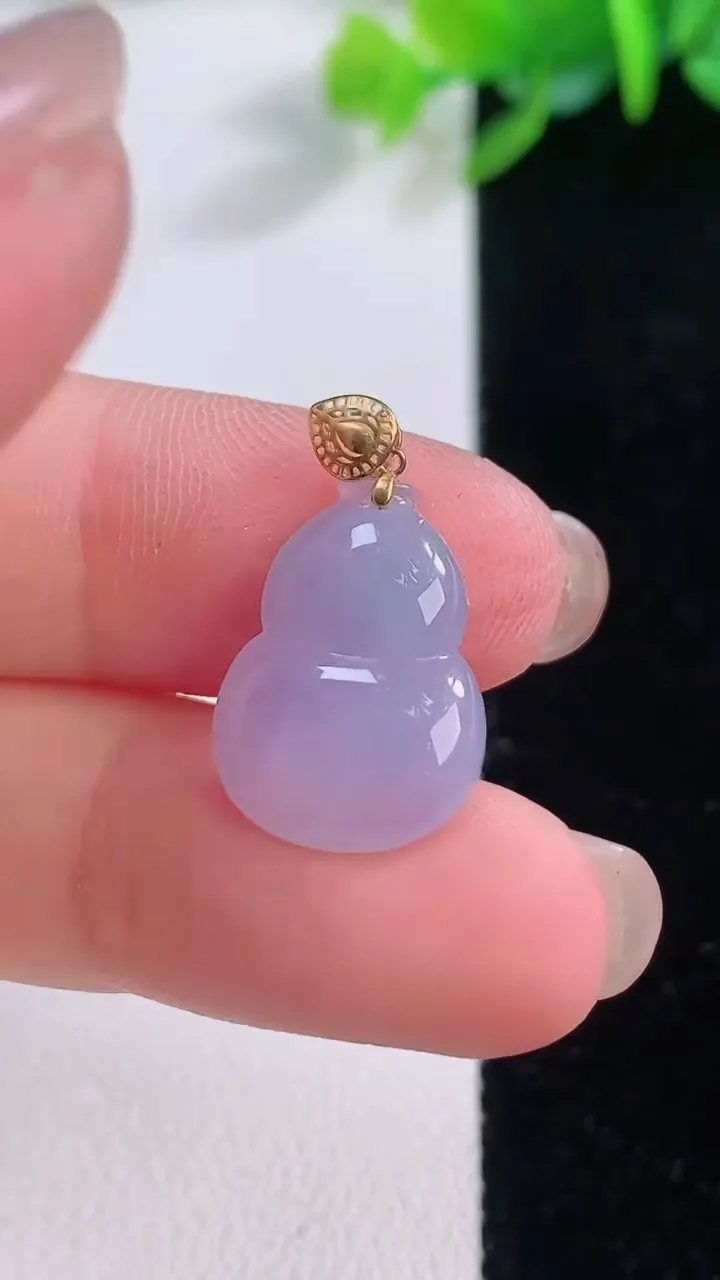天然A货翡翠种紫罗兰葫芦吊坠，尺寸17-12.6-3.4，重量:1.46g
11月30日