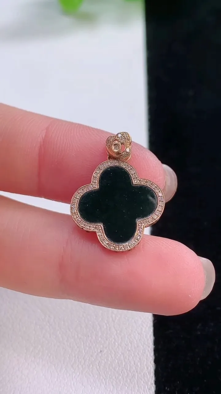 天然A货翡翠18K金墨翠四叶草吊坠，尺寸15.9-12.2-1.7，重量:1.69g
11月30日