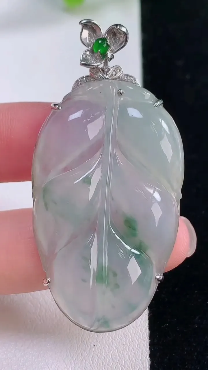 天然A货翡翠种飘花金枝玉叶 叶子吊坠，尺寸55-44-27.7-6.8，重量:12.53g
11月3