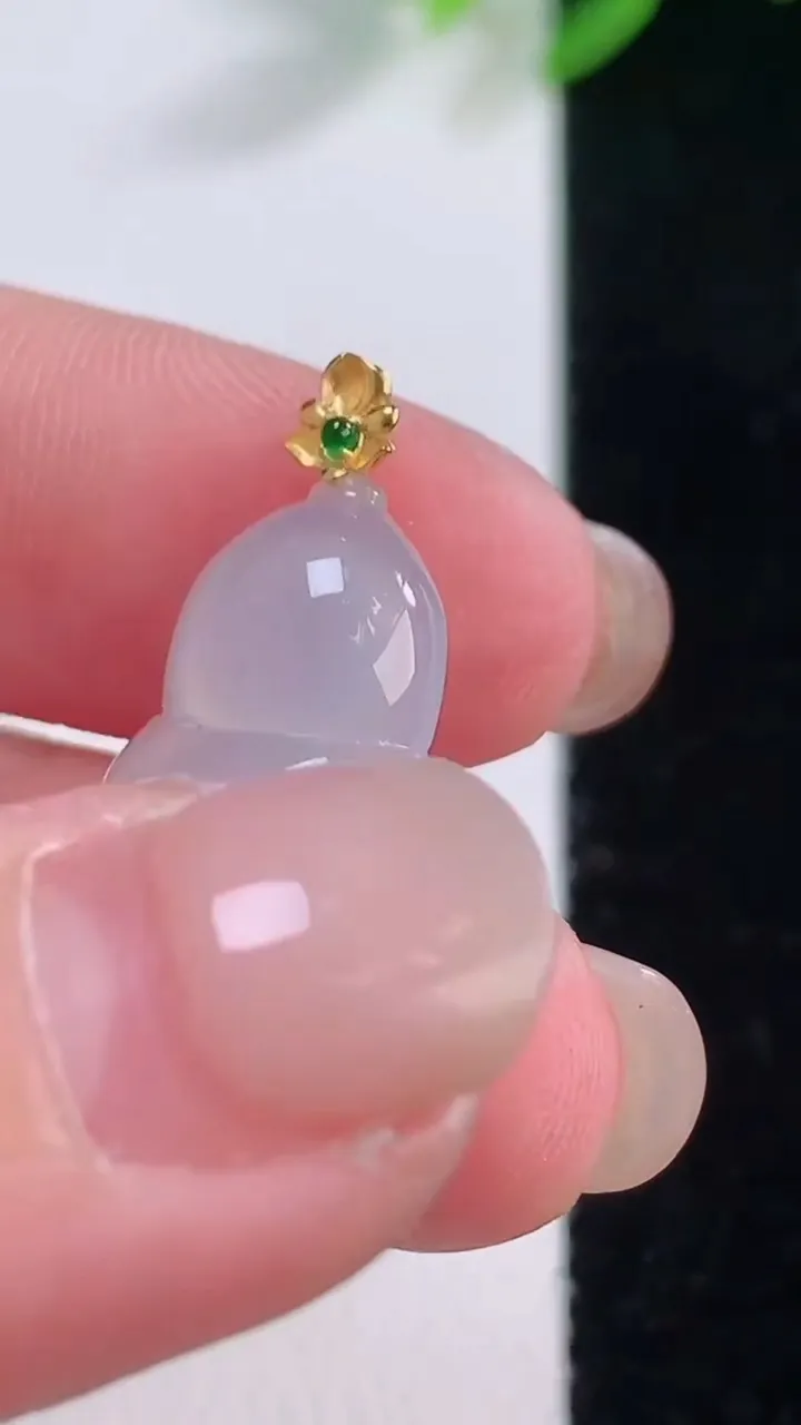 天然A货翡翠种白冰葫芦吊坠，尺寸18.8-12.8-4.5，重量:2.07g
11月30日