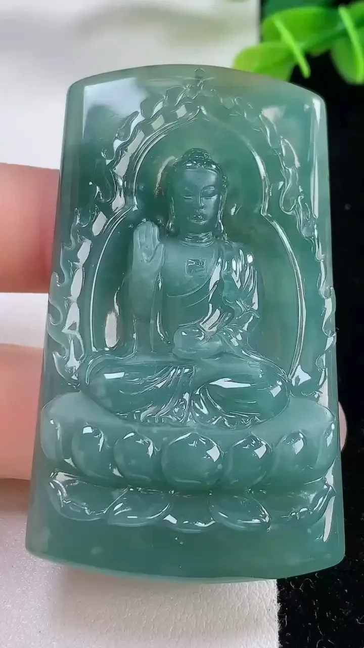 天然A货翡翠阿弥陀佛吊坠，尺寸62-35.6-7.5，重:33.76g
11月30日