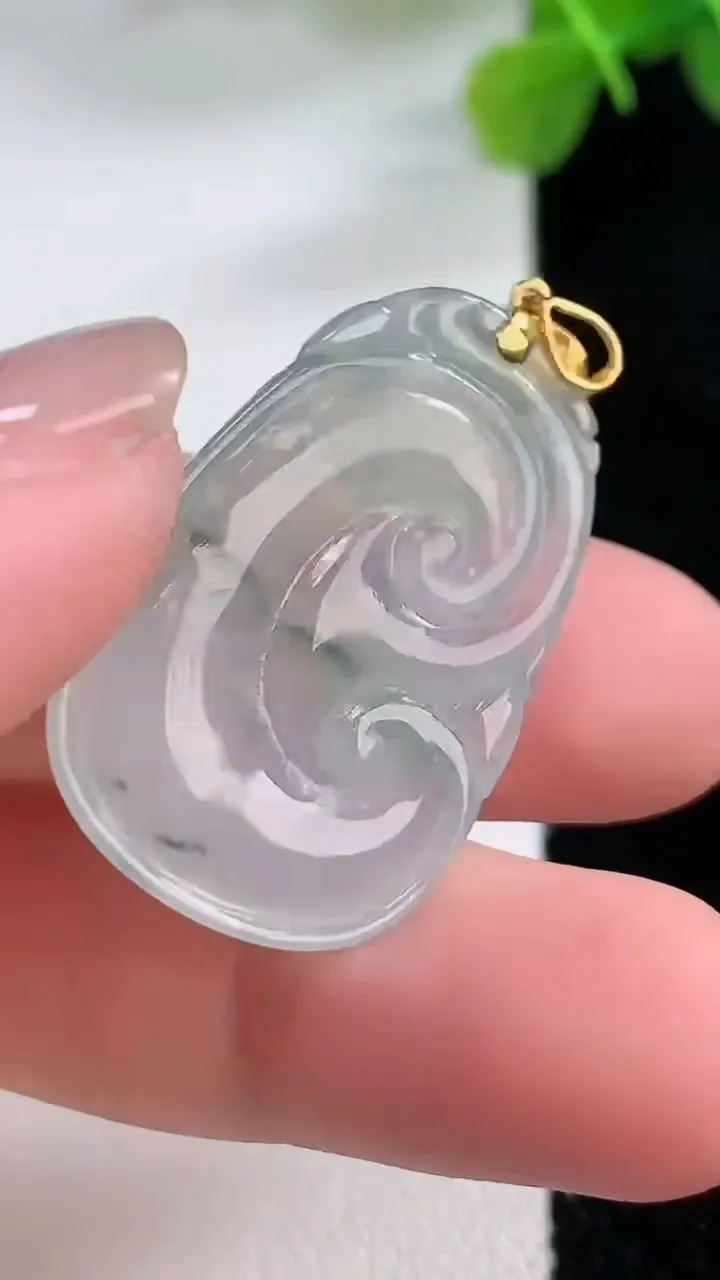 天然A货翡翠种飘花如意吊坠，尺寸30.2-20.6-4.1，重:5.50g
11月30日