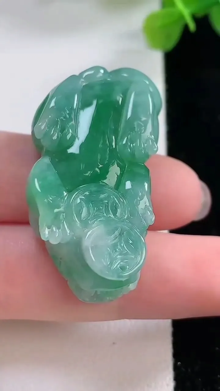 天然A货翡翠貔貅吊坠，尺寸40-21-12，重:20.82g
11月30日