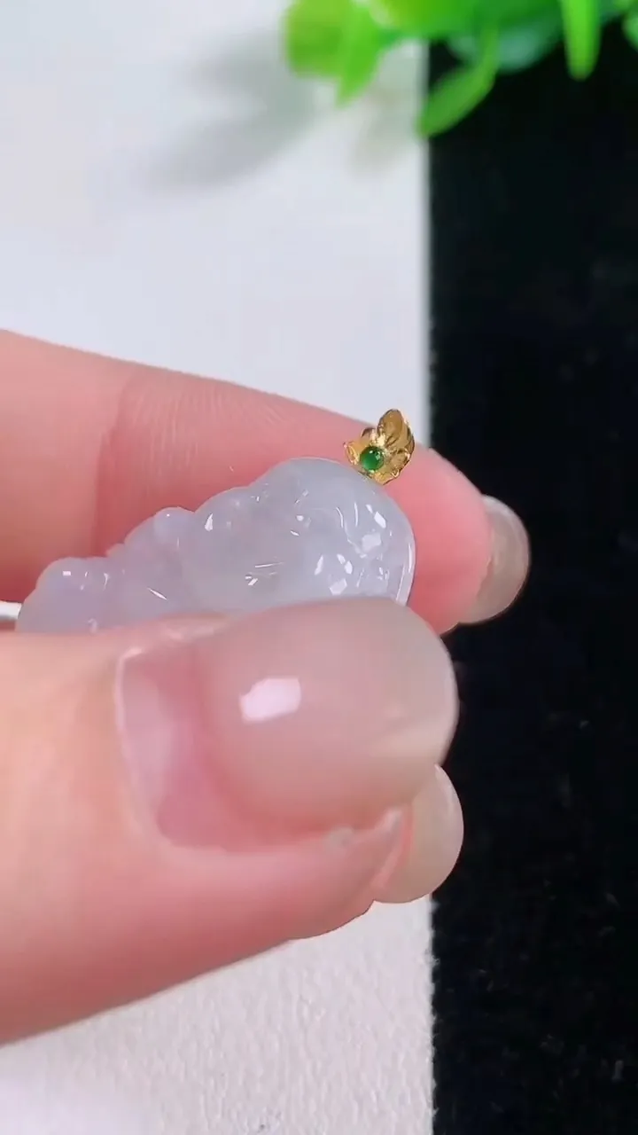 天然A货翡翠种白冰佛公吊坠，尺寸24.4-27.8-5，重量:4.79g
11月30日