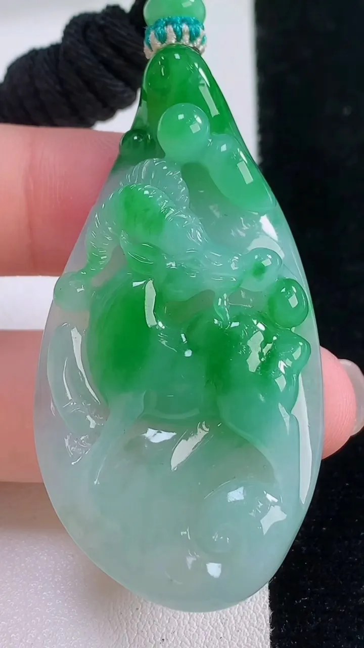 天然A货翡翠生肖羊吊坠，尺寸54.2-25.3-7.9，重量:20.32g
11月30日