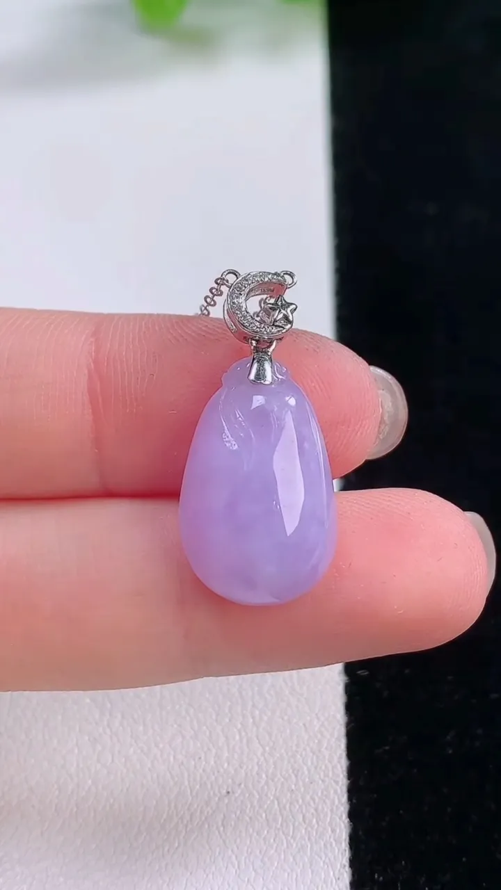 天然A货翡翠18K金紫罗兰福瓜吊坠，尺寸18.8-12-5.9，重量:3.40g
11月30日