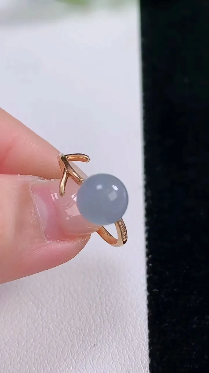 天然A货翡翠18K金紫罗兰圆珠戒指，尺寸7.9，重量:2.10g2025年11月30日
工厂直销收藏佳品,种好水足，色泽均匀，有种有色，上手高大气！