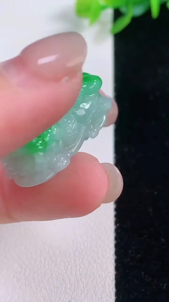 天然A货翡翠貔貅吊坠，尺寸28.5-13.4-11，重量:9.73g
11月30日