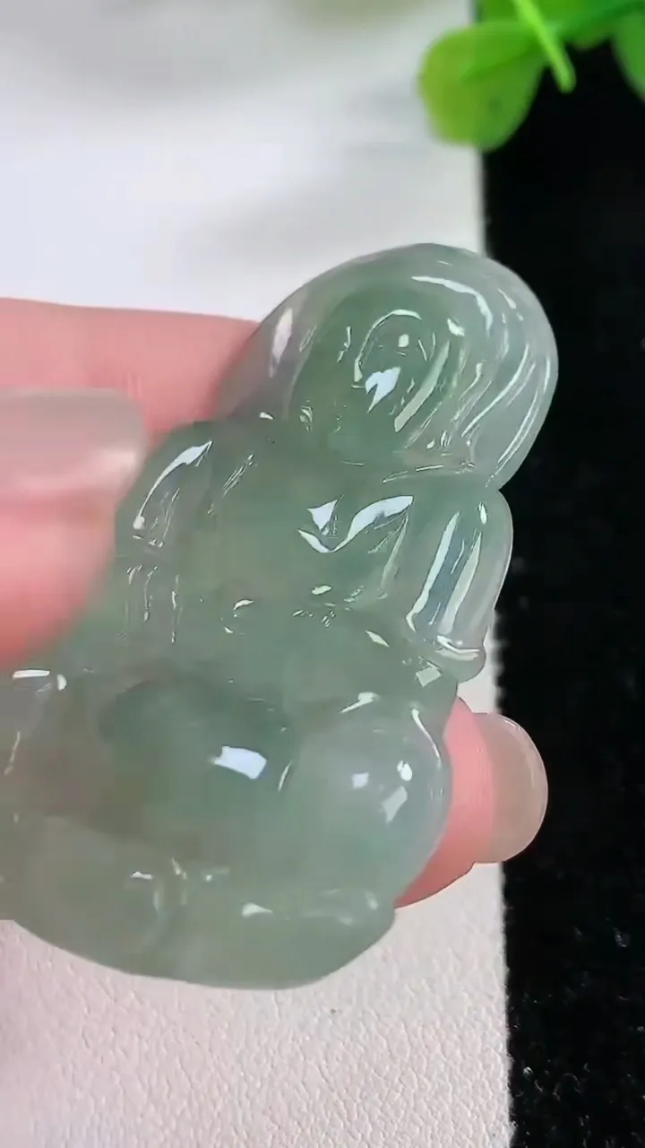 天然A货翡翠观音菩萨吊坠，尺寸46-29.5-4.7，重:10.18g
11月30日