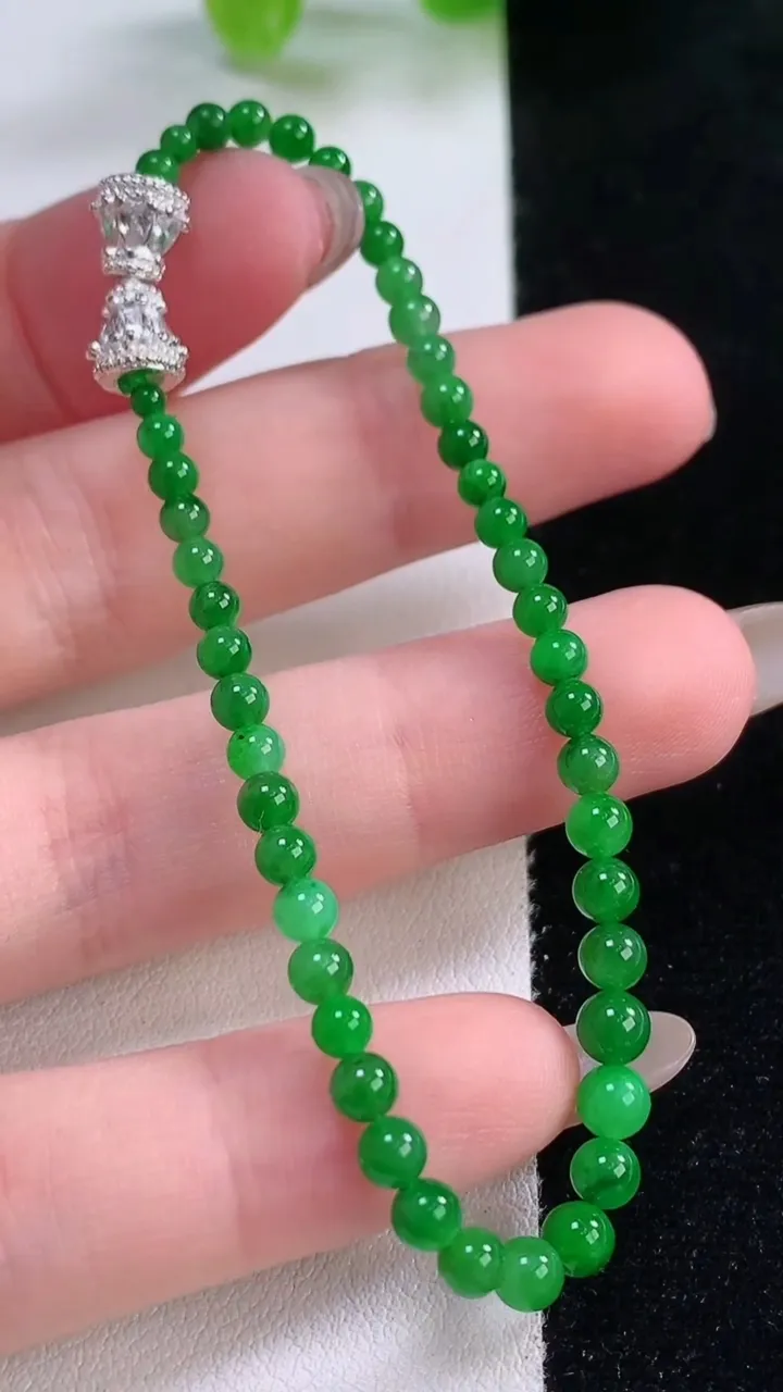 天然A货翡翠小米珠手串，尺寸3.3-46颗，重量:4.58g11月30日
工厂直销收藏佳品,种好水足，色泽均匀，有种有色，上手高大气！