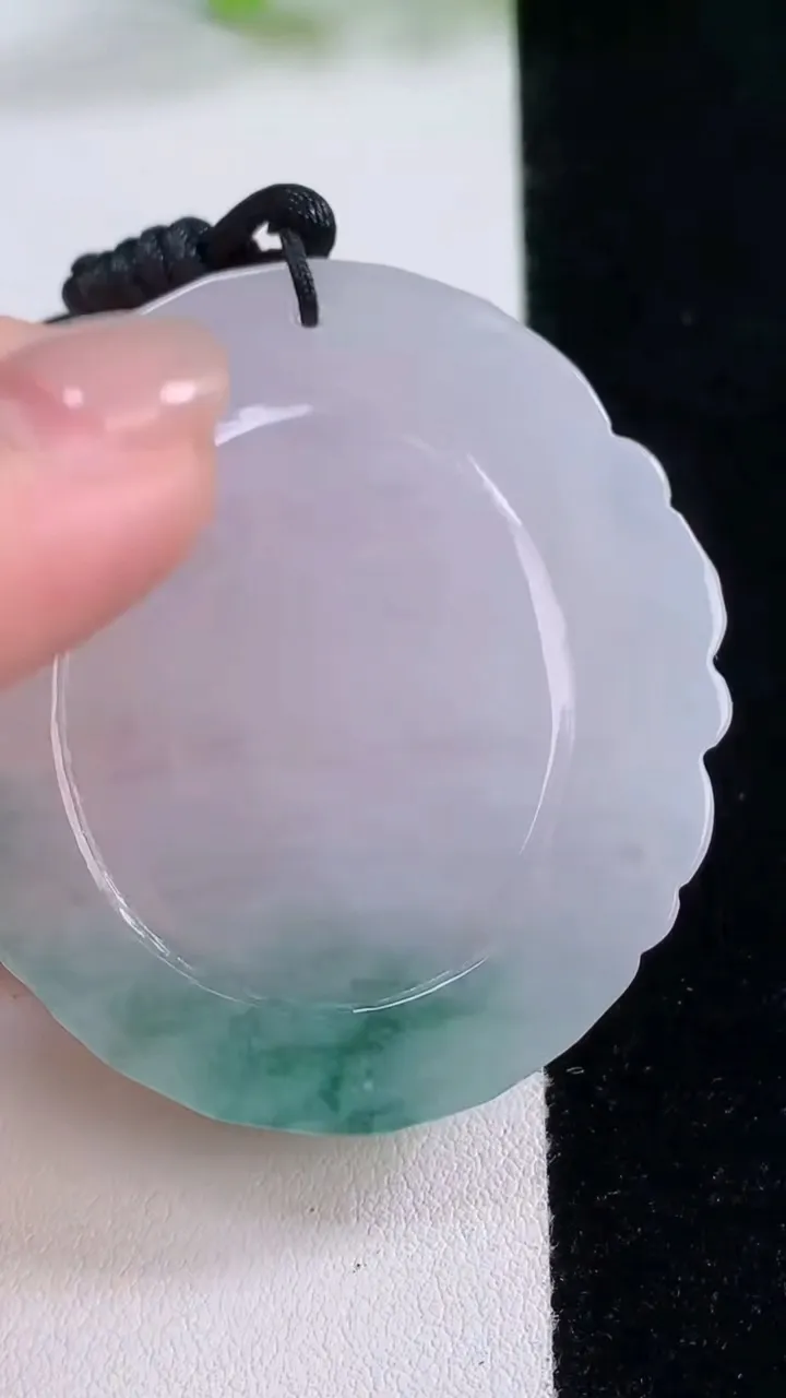 天然A货翡翠冰种飘花阿弥陀佛吊坠，尺寸48.7-45.3-5.4，重量:23.83g
11月30日