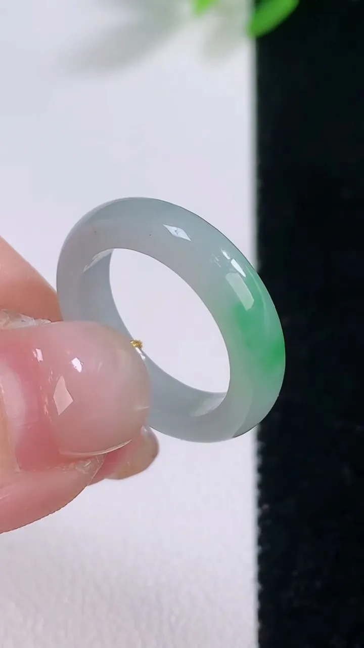 天然A货翡翠指环 戒指，尺寸15.5-4.2-2.6，重量:2.51g2025年11月30日
工厂直销收藏佳品,种好水足，色泽均匀，有种有色，上手高大气！