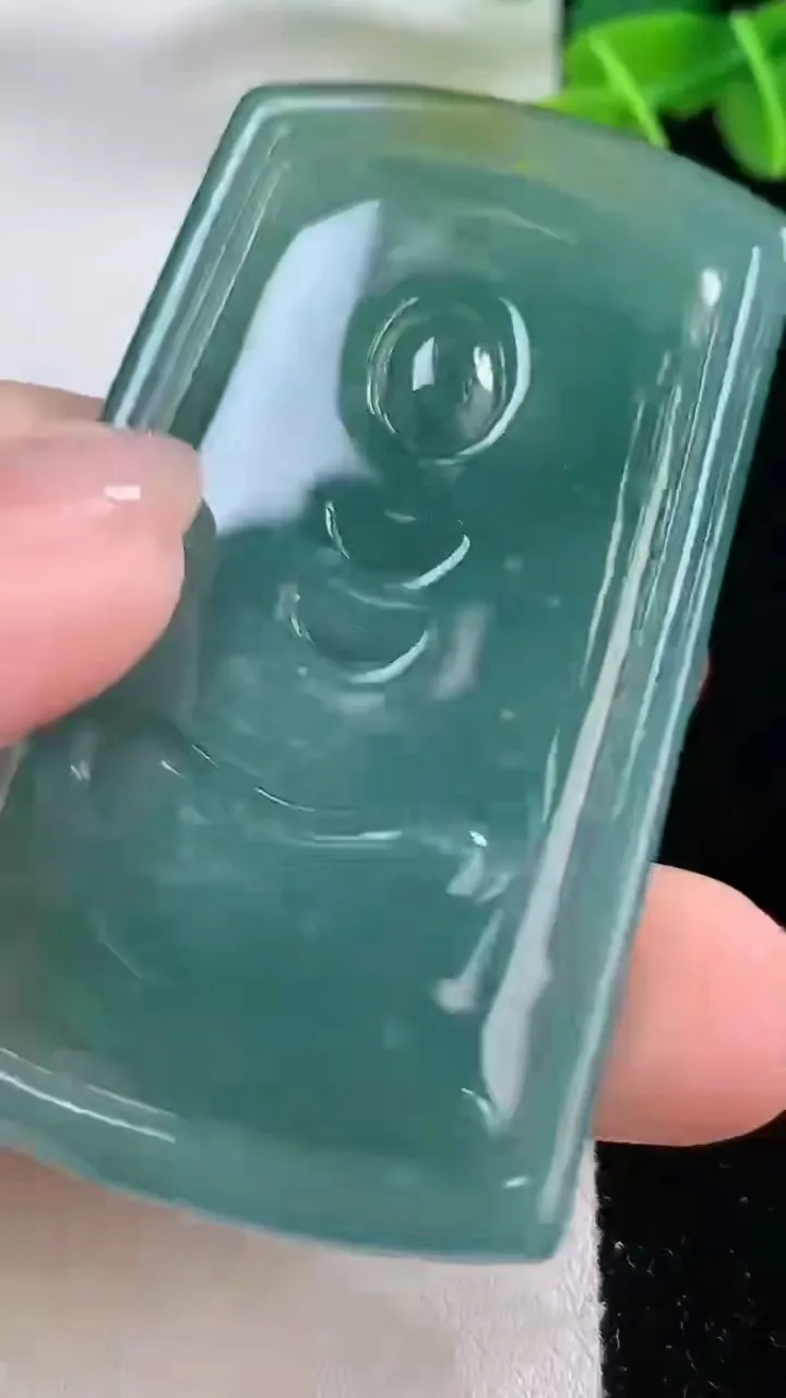 天然A货翡翠阿弥陀佛吊坠，尺寸62-35.6-7.5，重:33.76g
11月30日