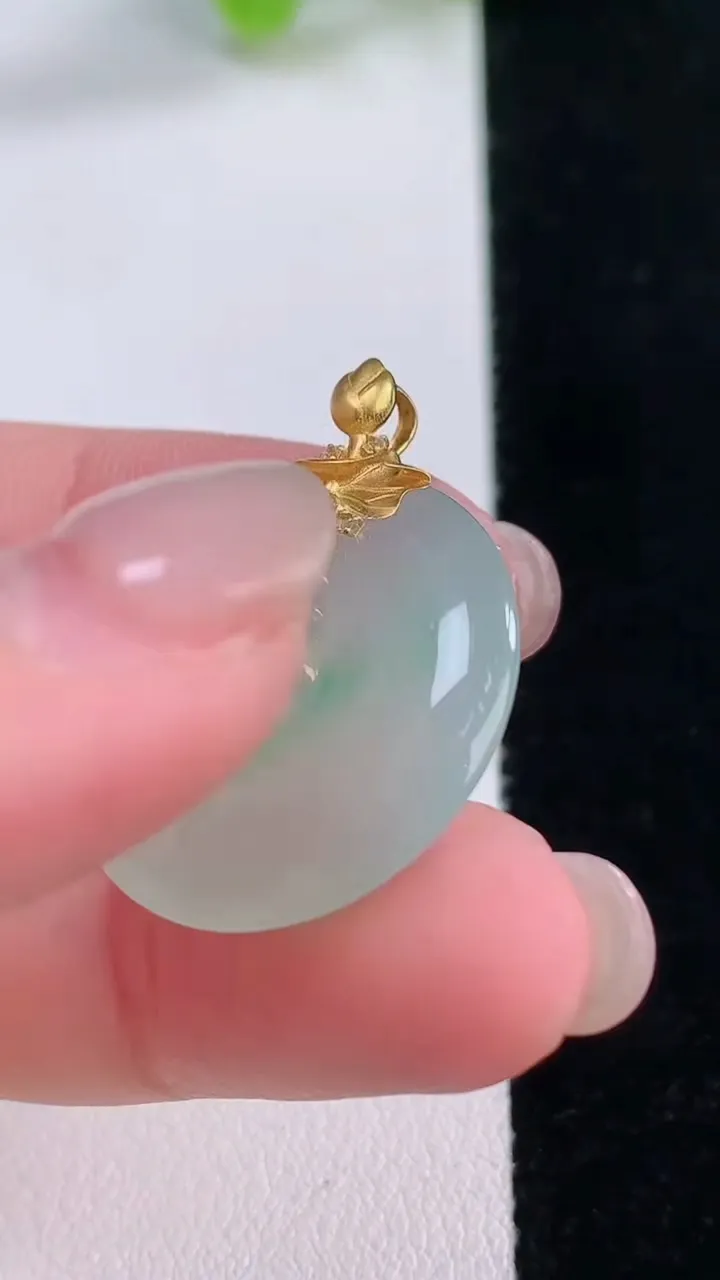 天然A货翡翠平安扣吊坠，尺寸24-4.4，重量:5.51g
11月30日