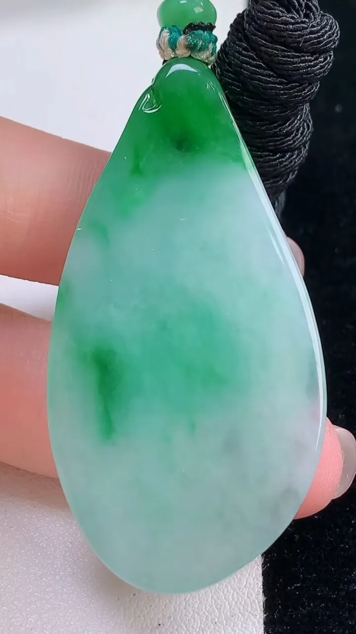 天然A货翡翠生肖羊吊坠，尺寸54.2-25.3-7.9，重量:20.32g
11月30日