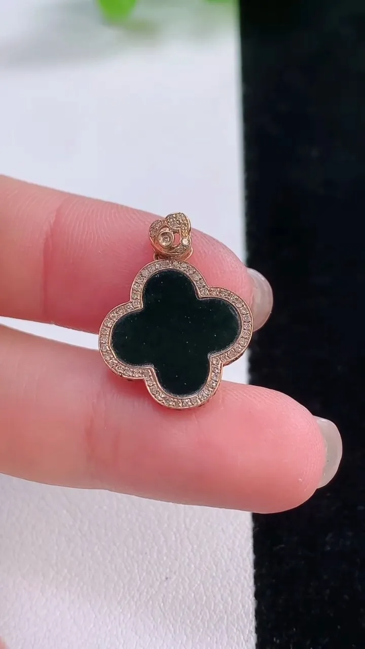 天然A货翡翠18K金墨翠四叶草吊坠，尺寸15.9-12.2-1.7，重量:1.69g
11月30日