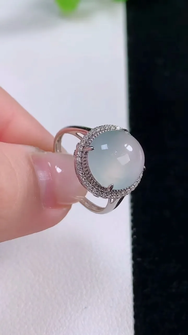 天然A货翡翠种白冰蛋面戒指，尺寸17.4-11-10.3-8.3，重量:2.54g2025年11月30日
工厂直销收藏佳品,种好水足，色泽均匀，有种有色，上手高大气！
