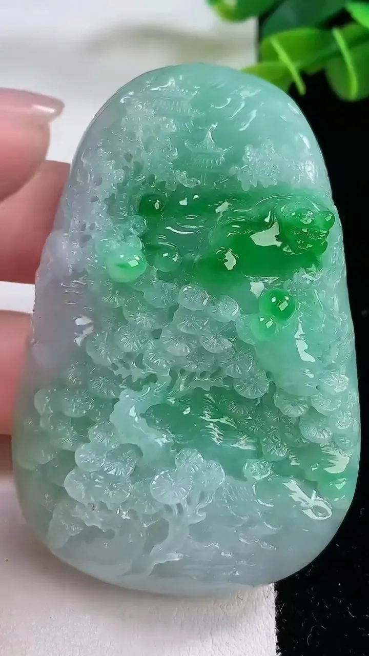 天然A货翡翠山水牌吊坠，尺寸66-42-12，重:56.18g
11月30日