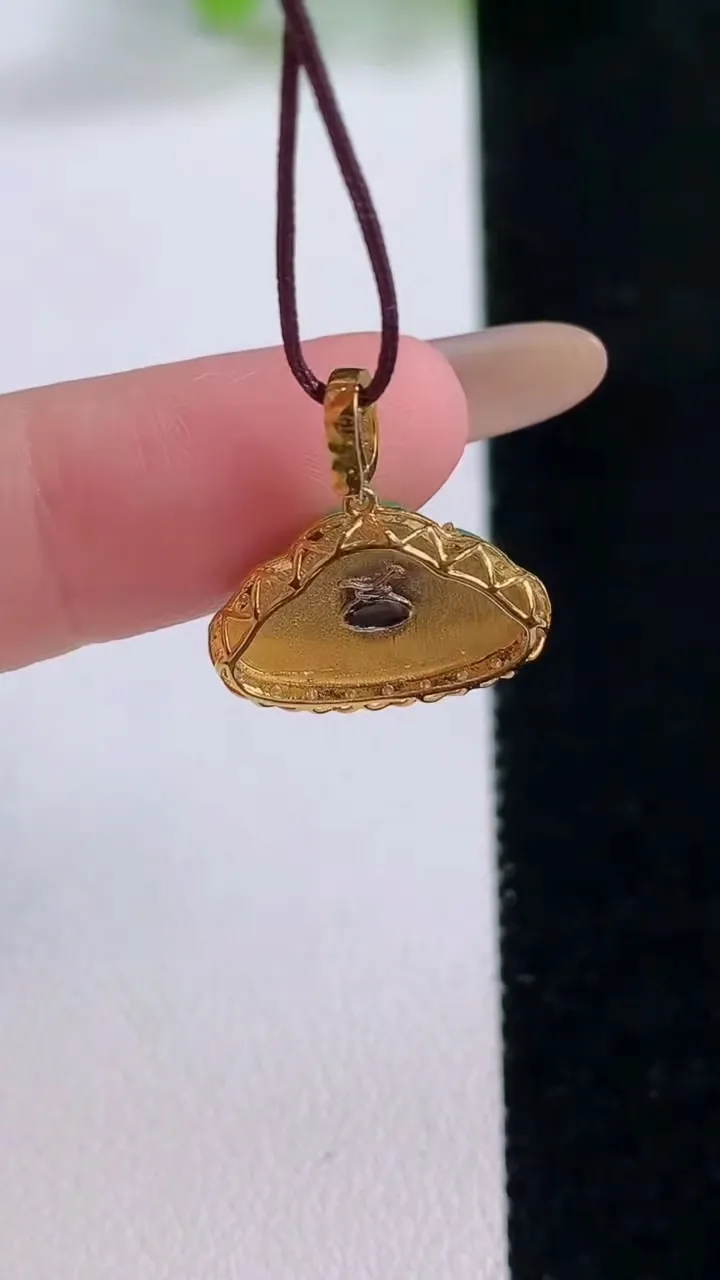 天然A货翡翠佛公吊坠，尺寸17-16.6-4.3，裸石9-14.9重量:1.40g
11月30日